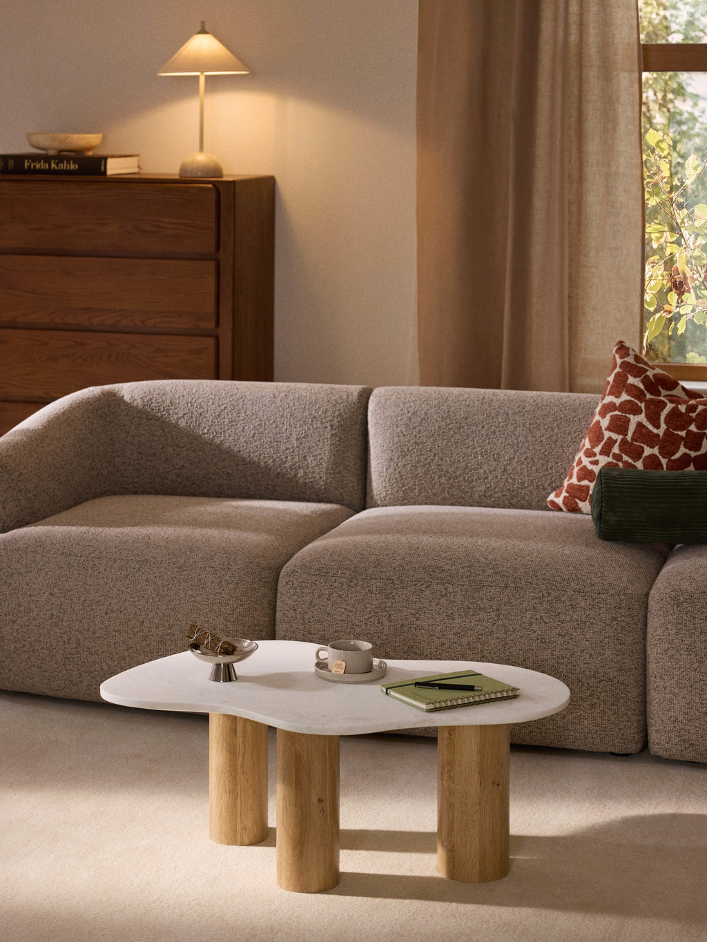 Marmor-Couchtisch Naruto in organischer Form