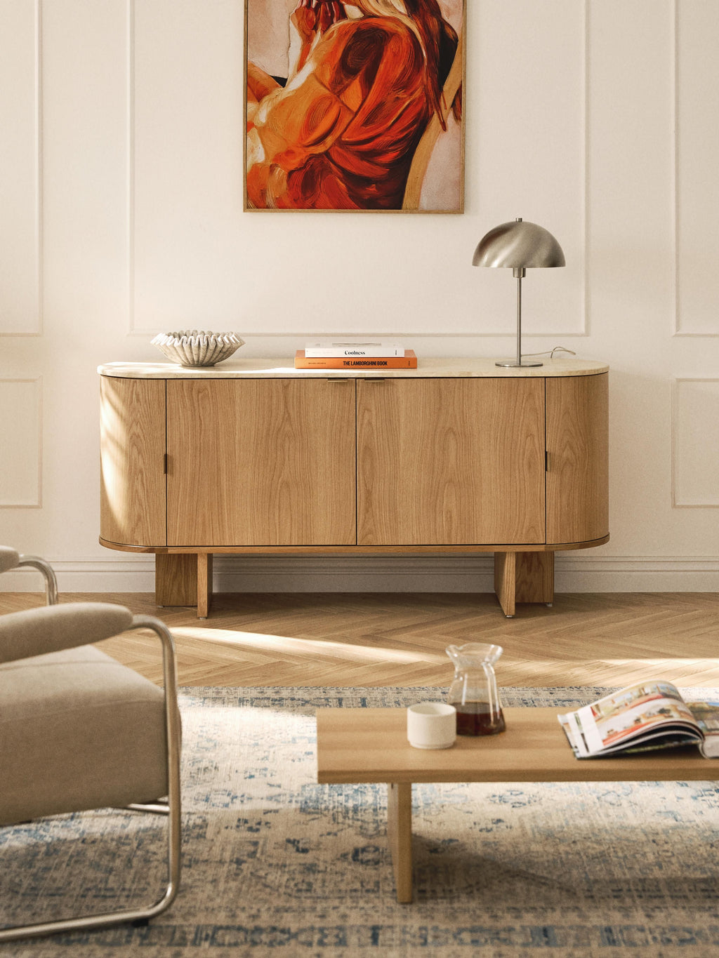 Holz-Sideboard Zumi mit abgerundeten Ecken und Travertinplatte