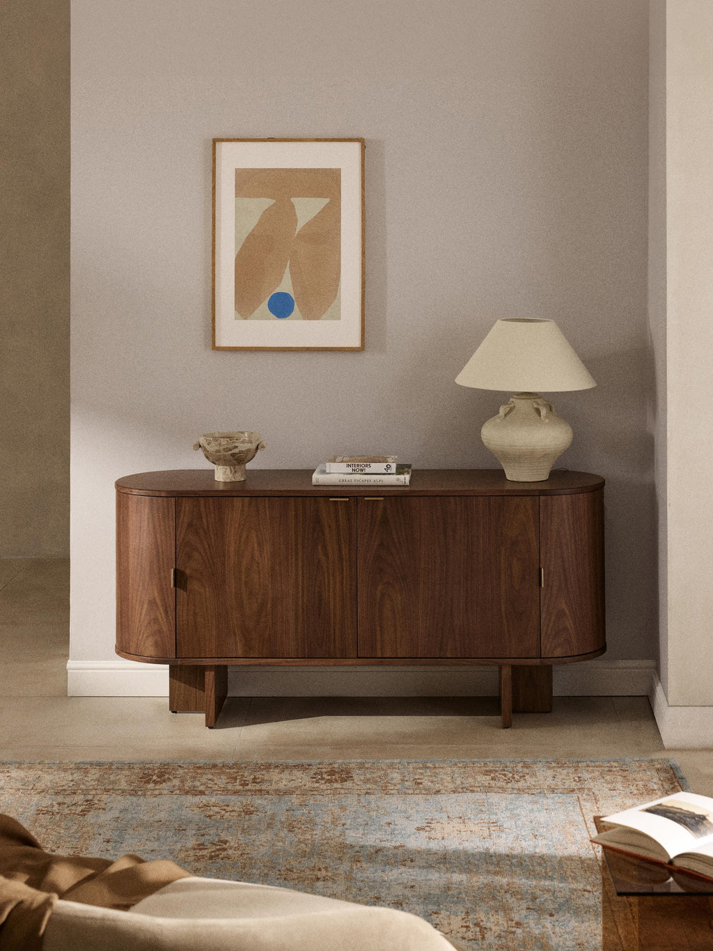 Holz-Sideboard Zumi mit abgerundeten Ecken