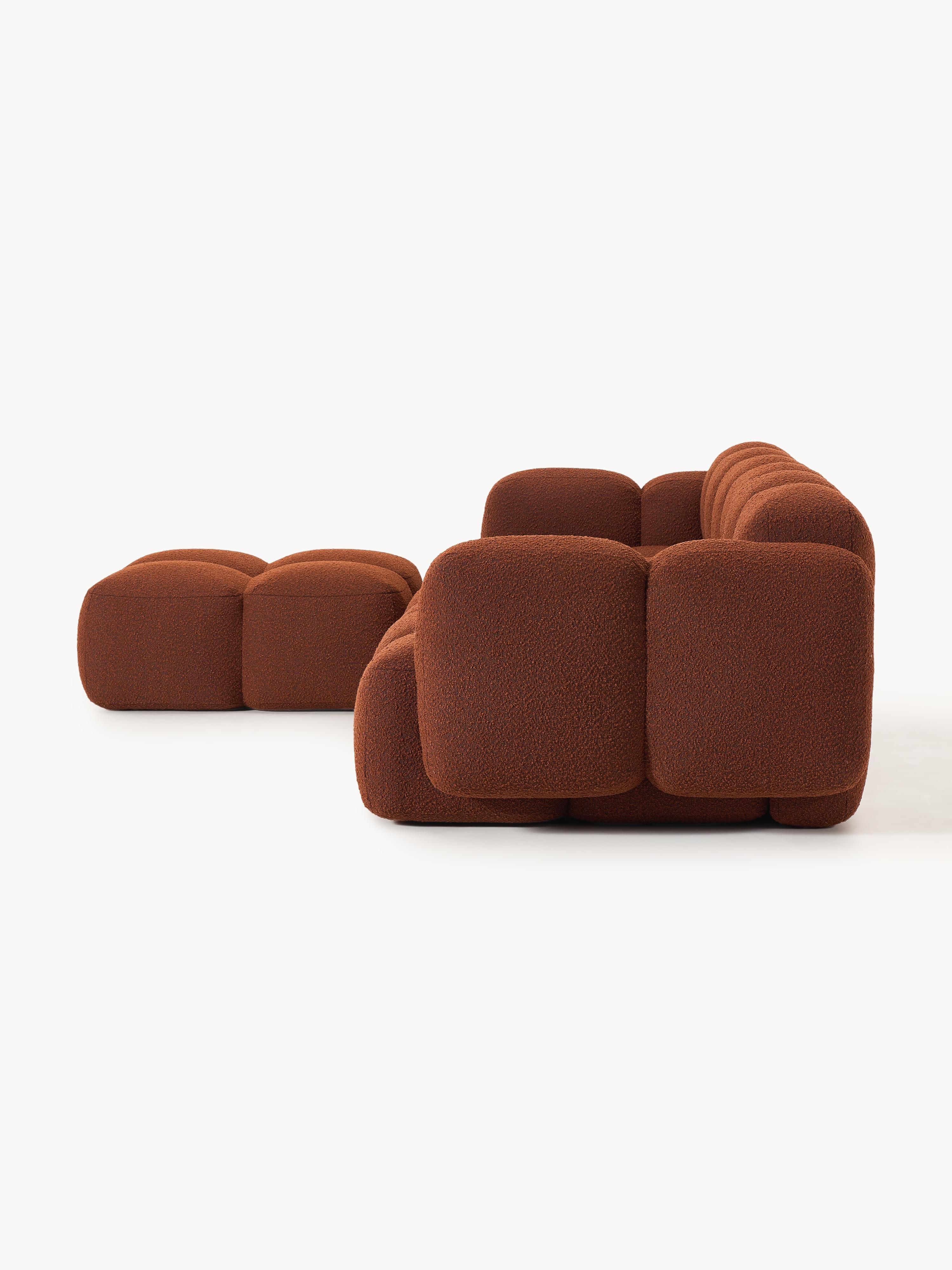 Modulares Sofa Tayla (4-Sitzer) aus Bouclé mit Hocker (links/rechts)