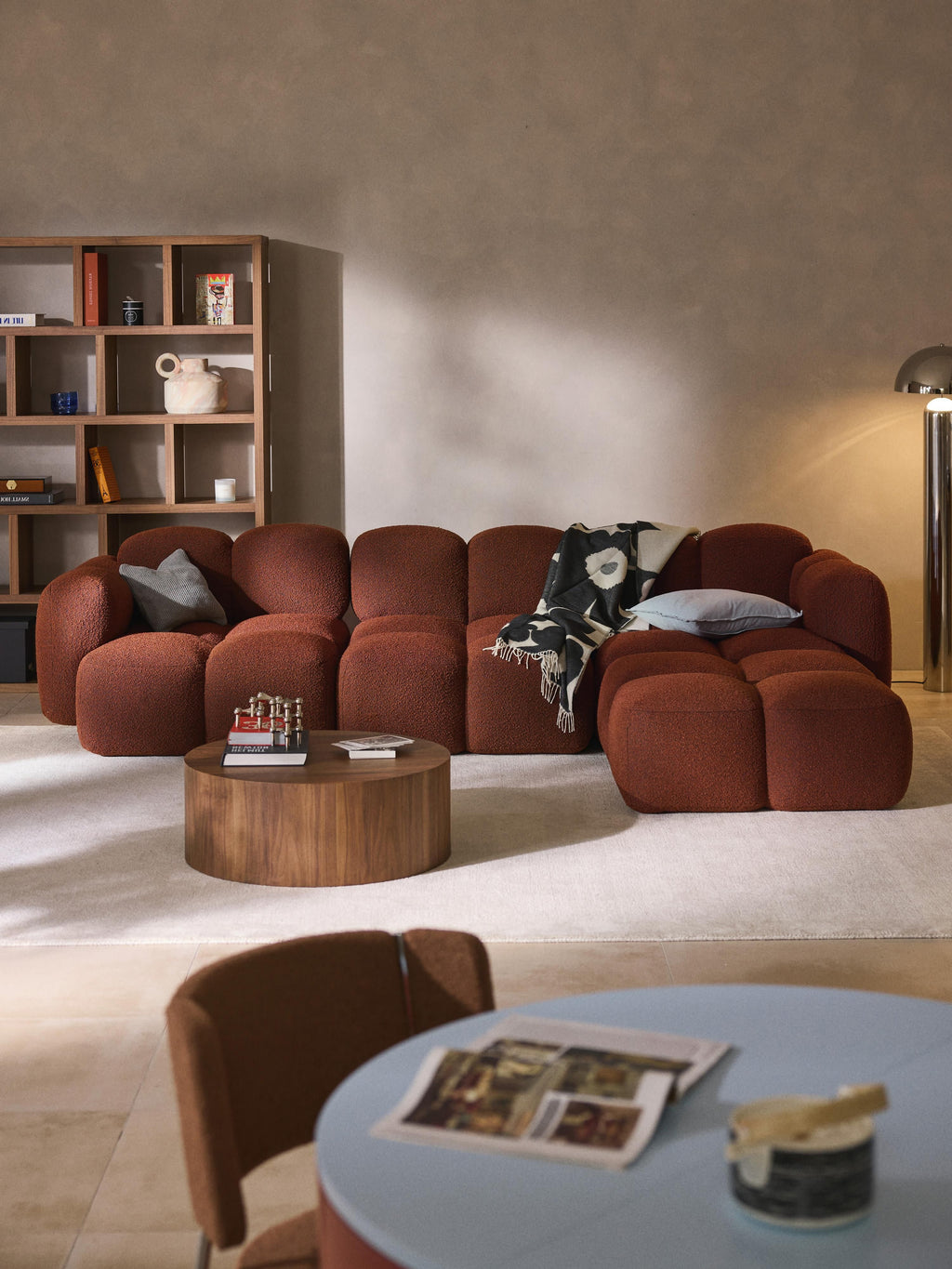 Modulares Sofa Tayla (4-Sitzer) aus Bouclé mit Hocker (links/rechts)