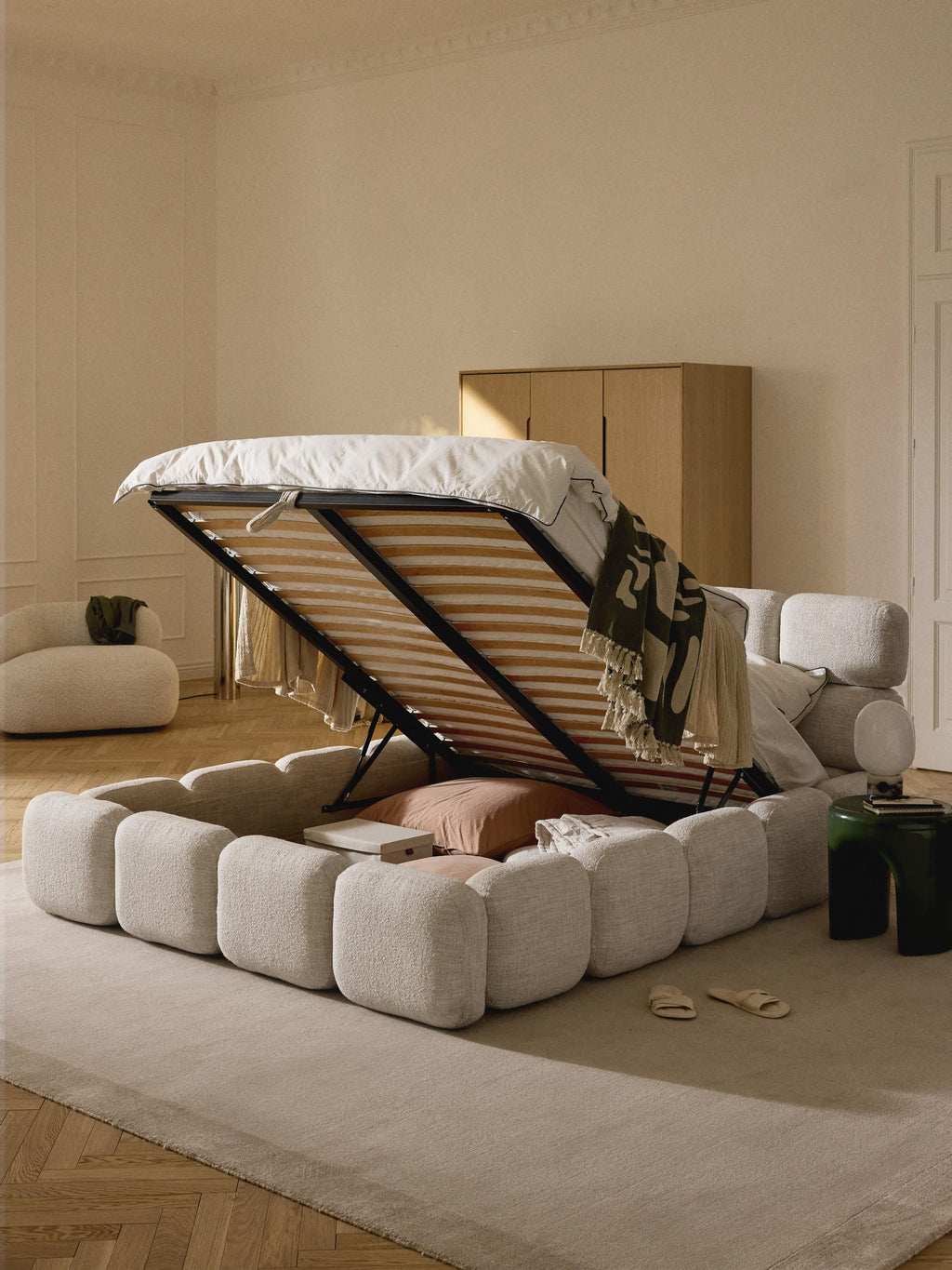 Polsterbett Tayla aus Bouclé mit Stauraum