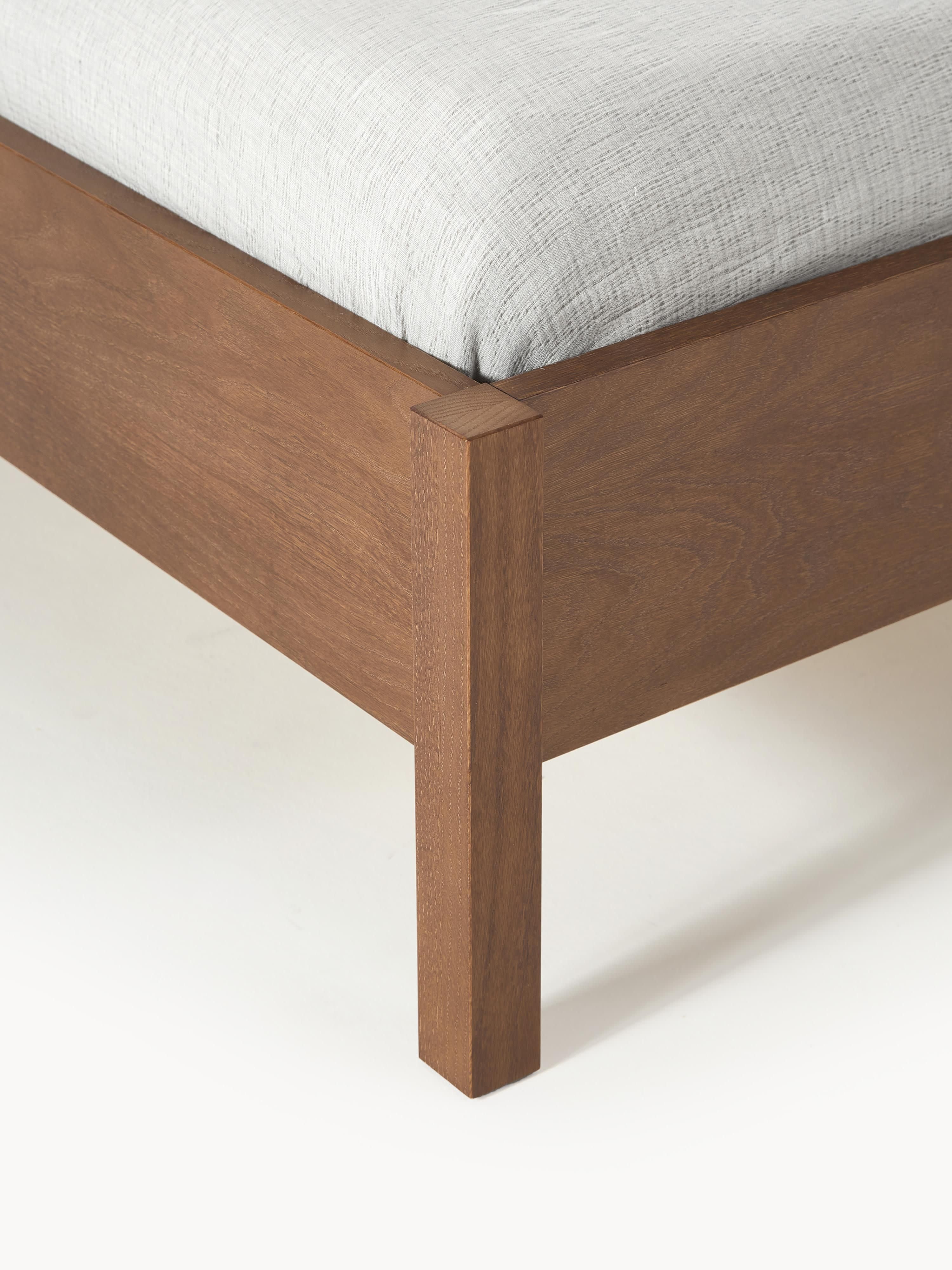 Holzbett Jones mit Kopfteil aus Bouclé
