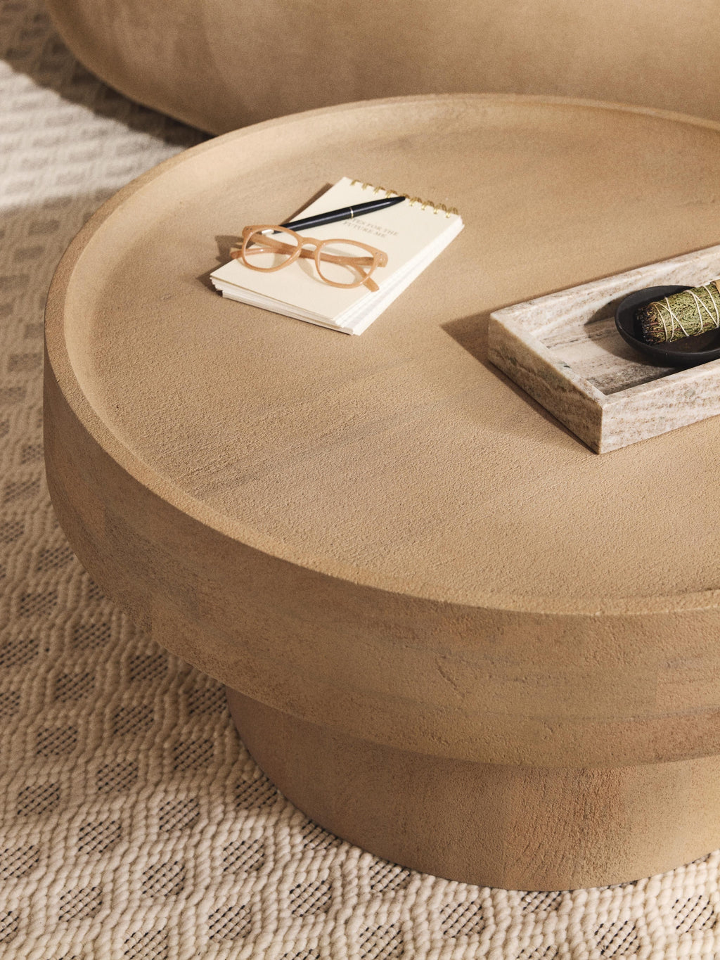 Runder Couchtisch Benno aus Mangoholz