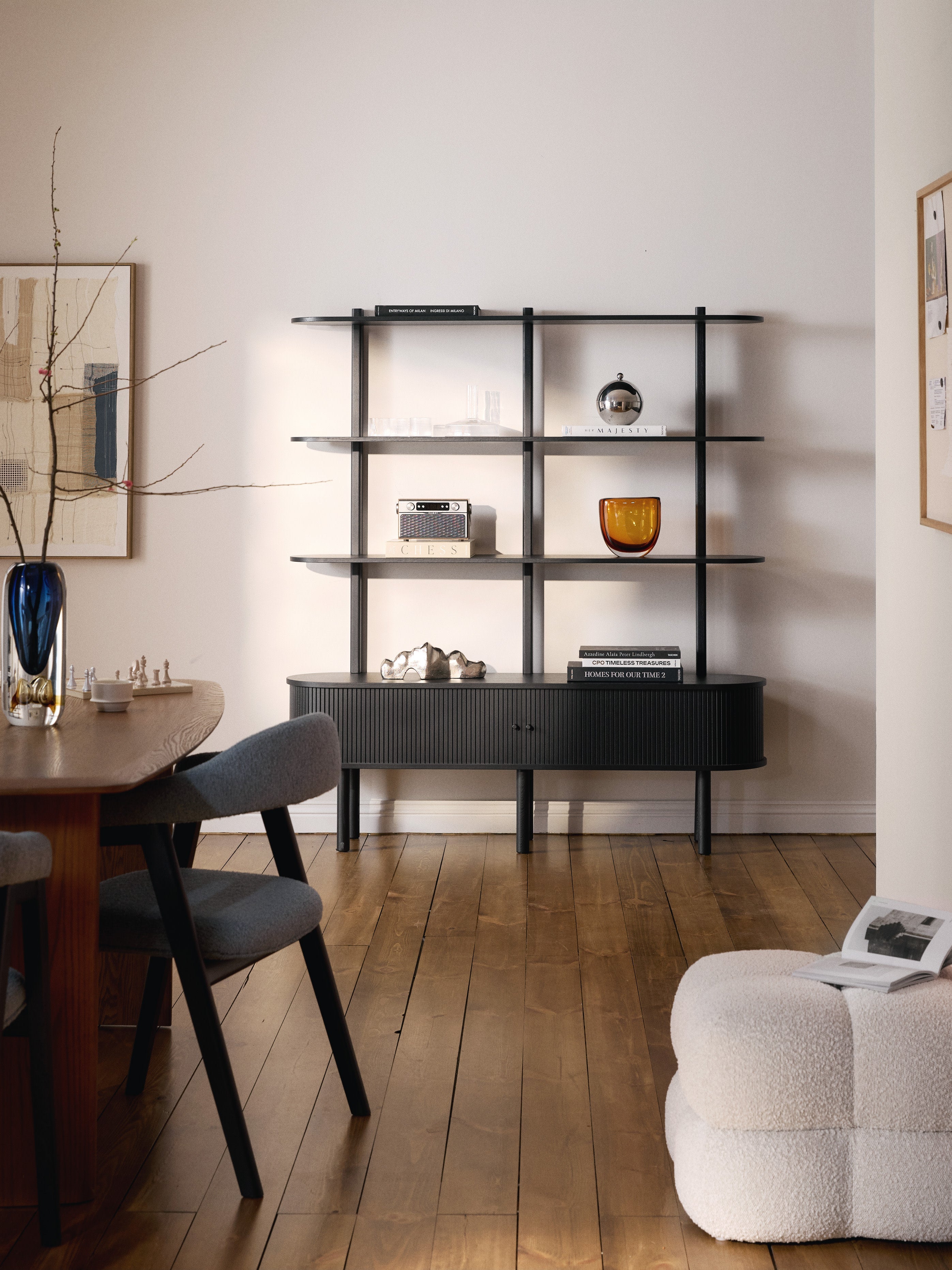 Regal Calary mit geriffelter Front