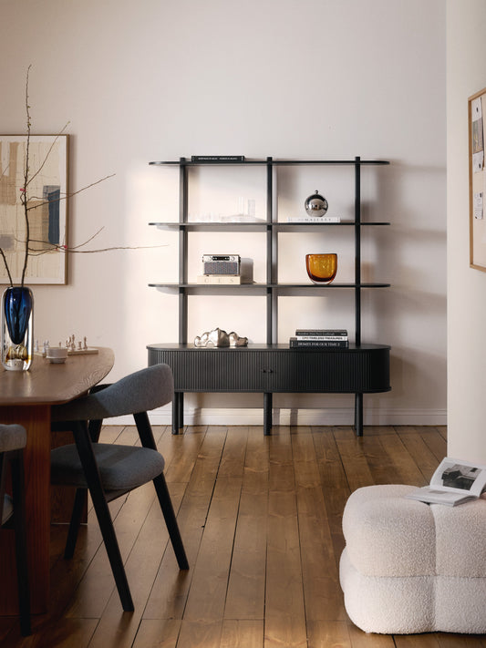 Regal Calary mit geriffelter Front