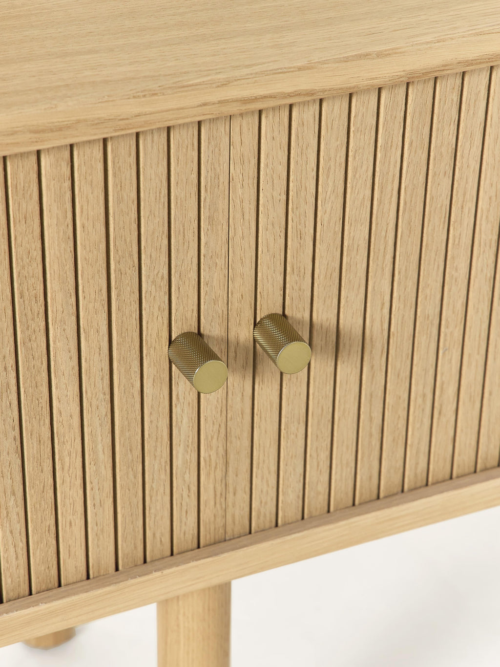 Regal Calary mit geriffelter Front