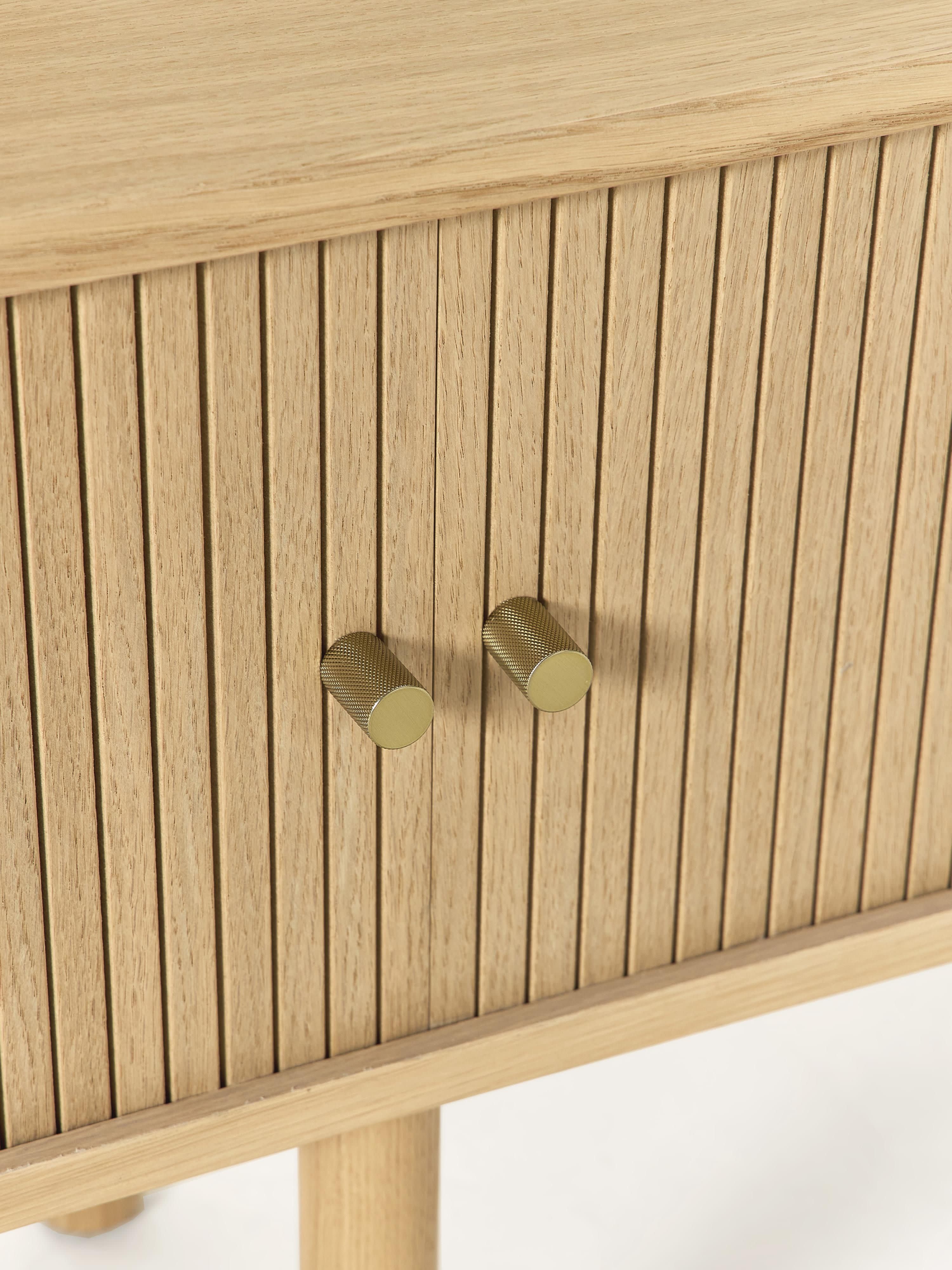 Regal Calary mit geriffelter Front