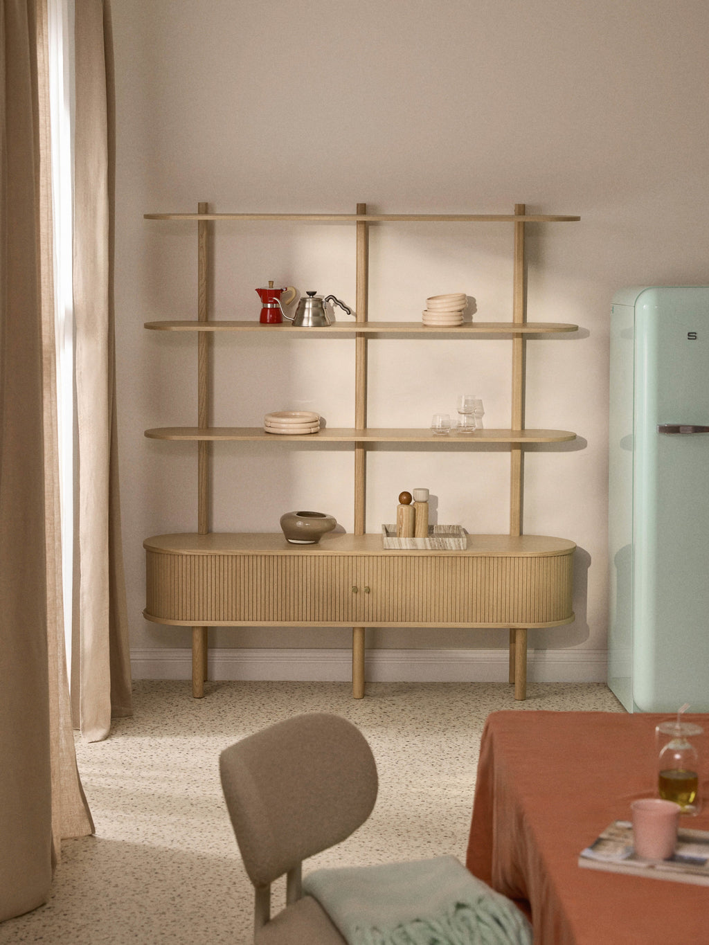 Regal Calary mit geriffelter Front