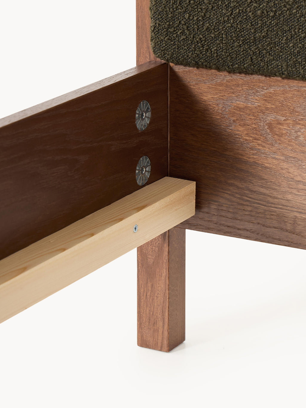 Holzbett Jones mit Kopfteil aus Bouclé