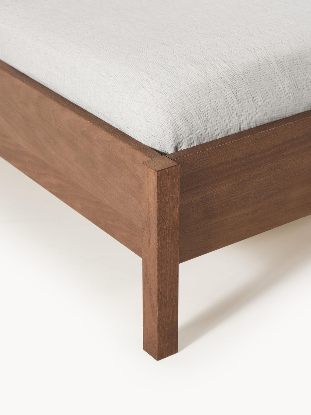 Holzbett Jones mit Kopfteil aus Bouclé