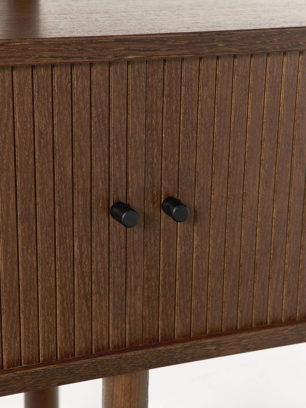 Regal Calary mit geriffelter Front