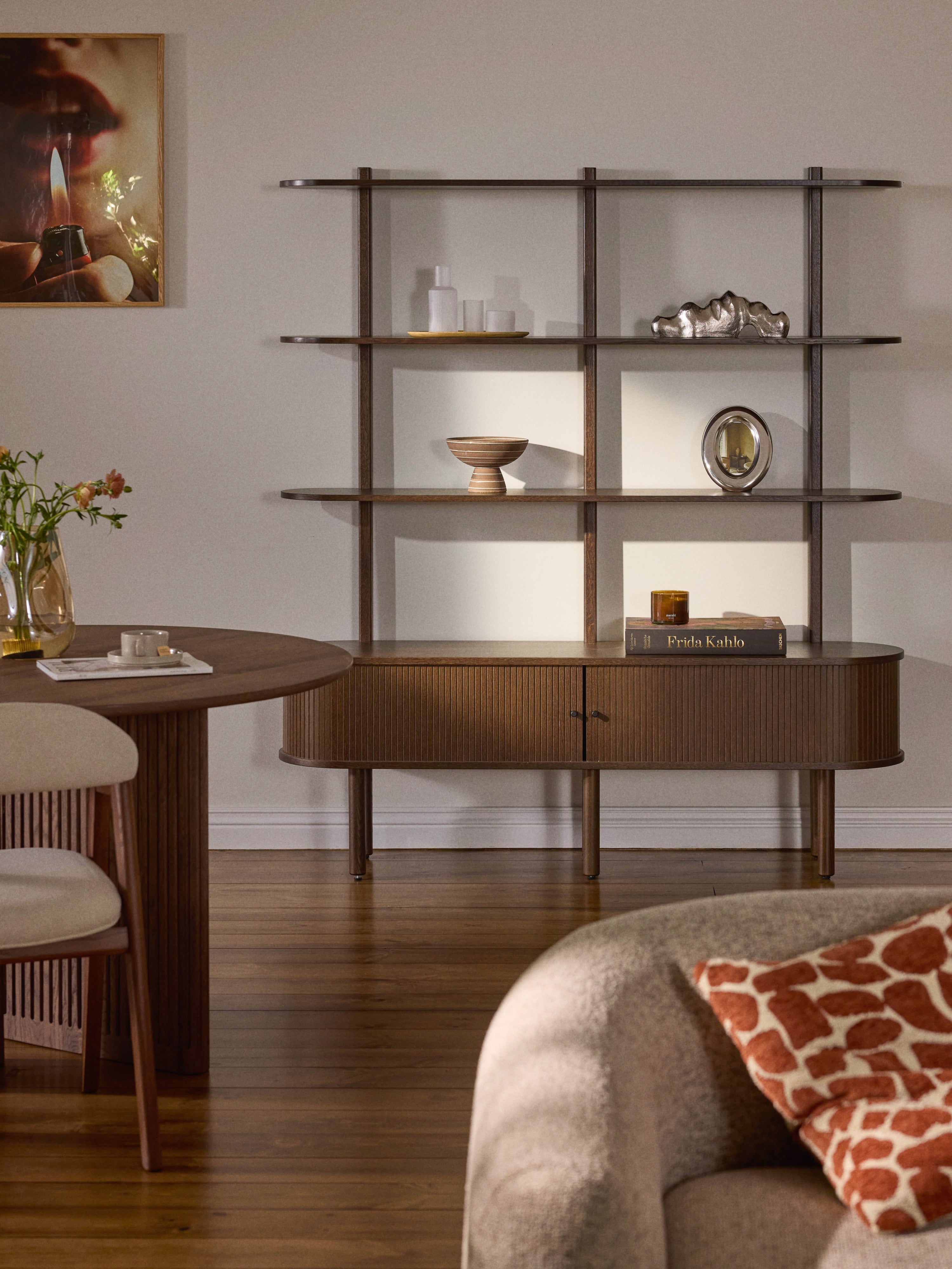 Regal Calary mit geriffelter Front