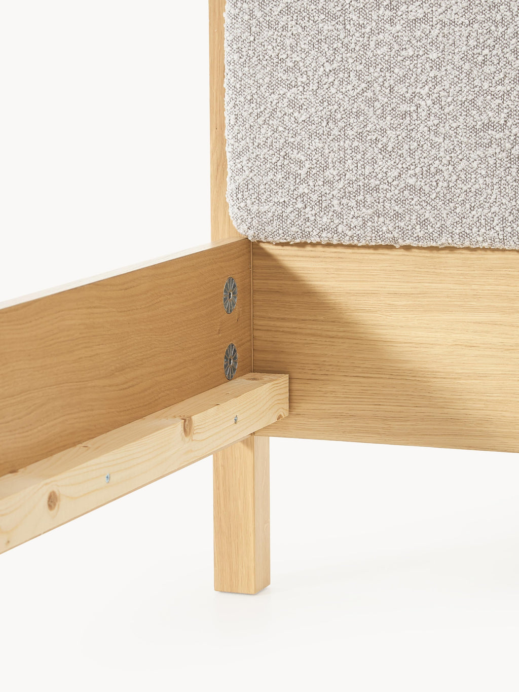 Holzbett Jones mit Kopfteil aus Bouclé