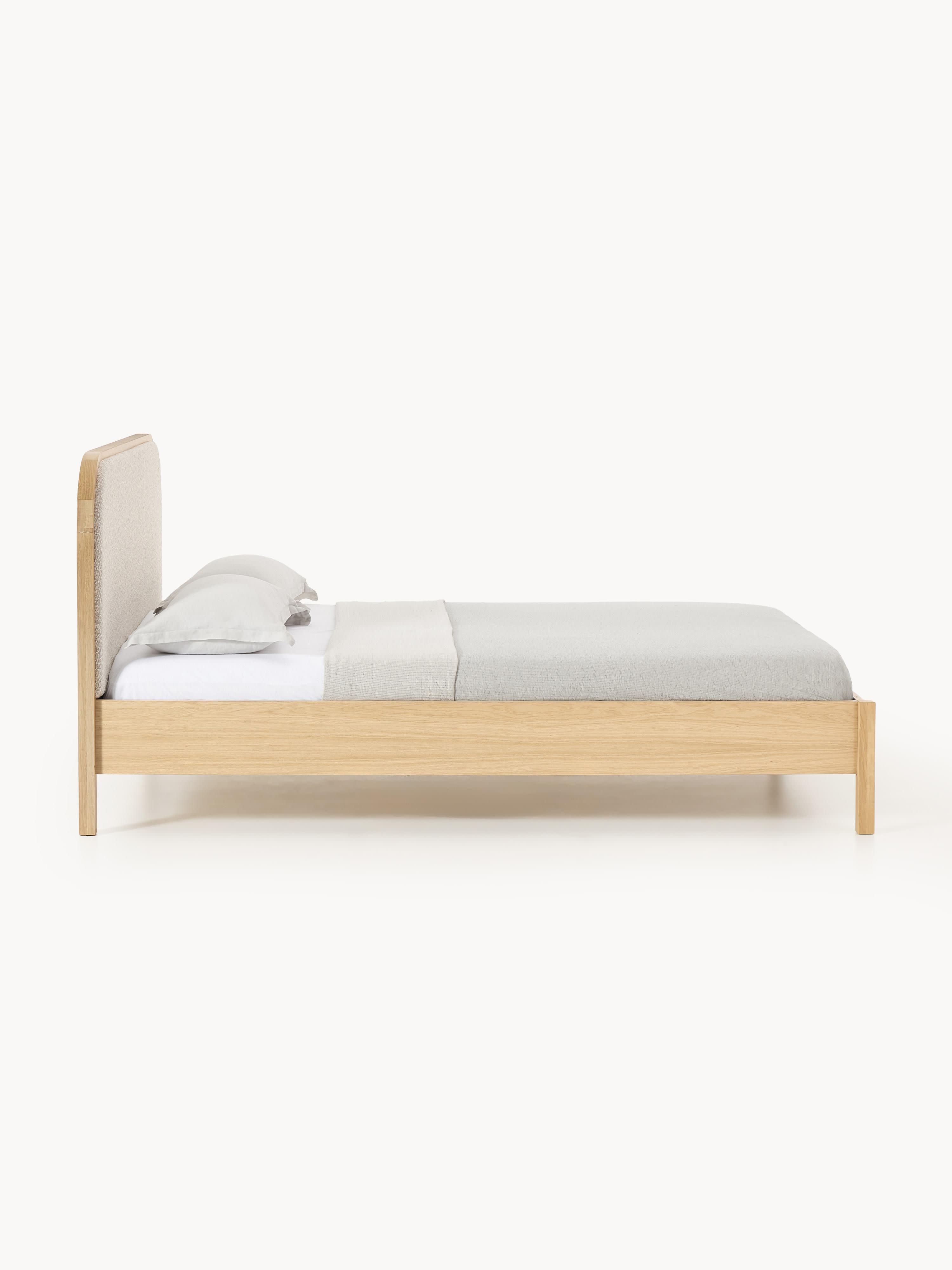 Holzbett Jones mit Kopfteil aus Bouclé