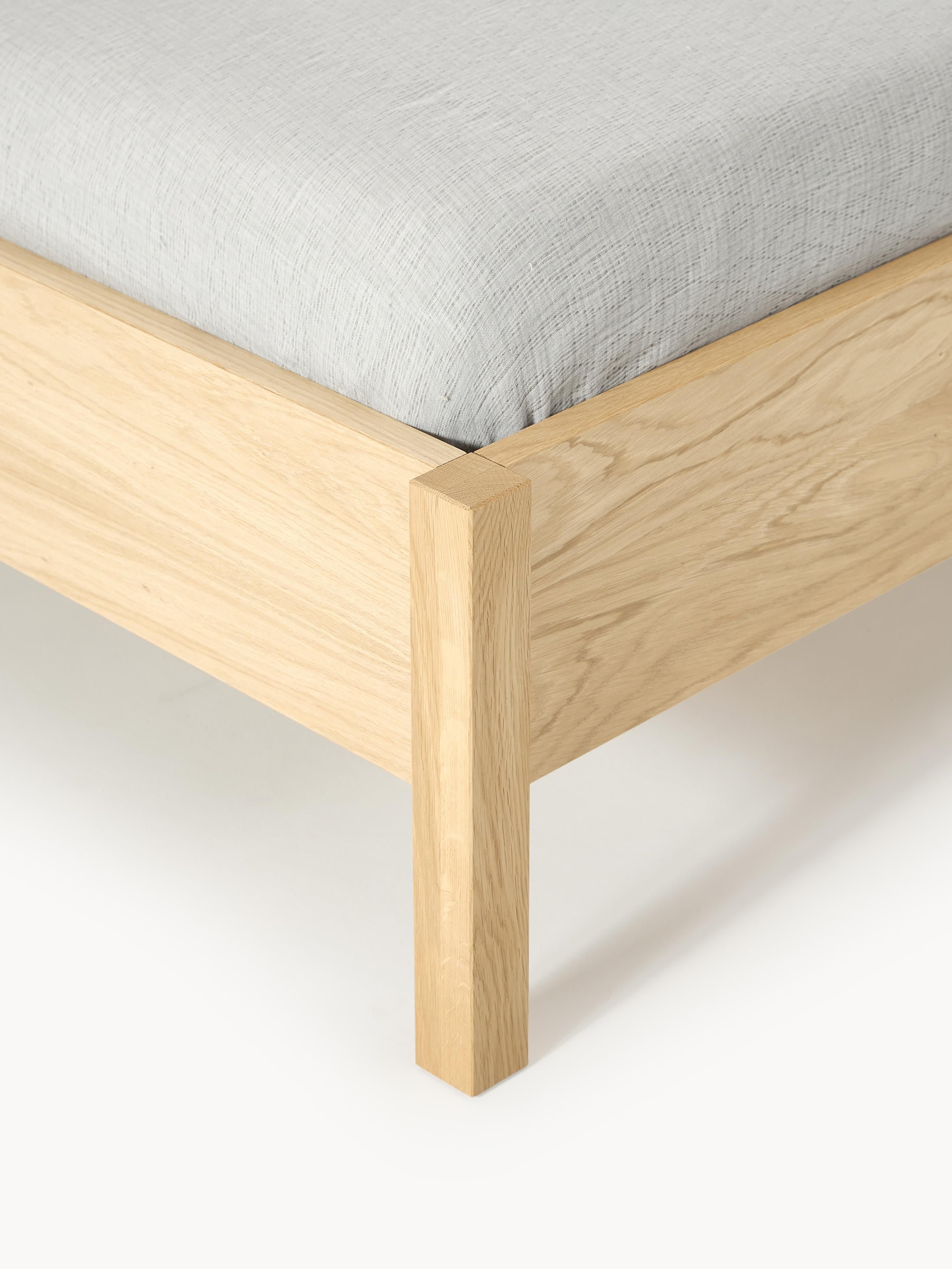 Holzbett Jones mit Kopfteil aus Bouclé