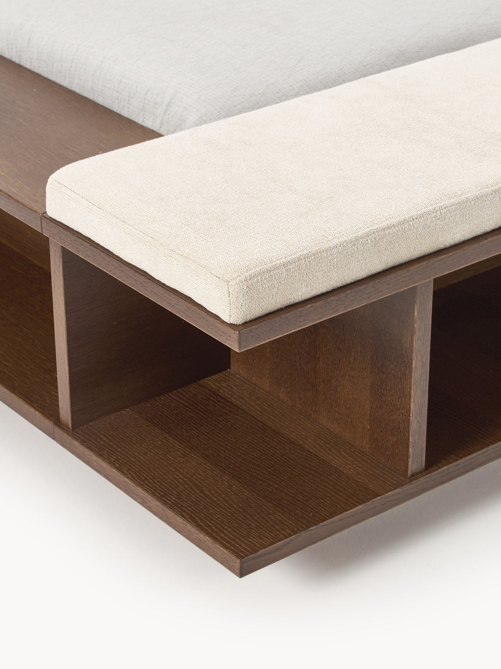 Holz-Bettgestell Clark mit Bank und Seitenablagen