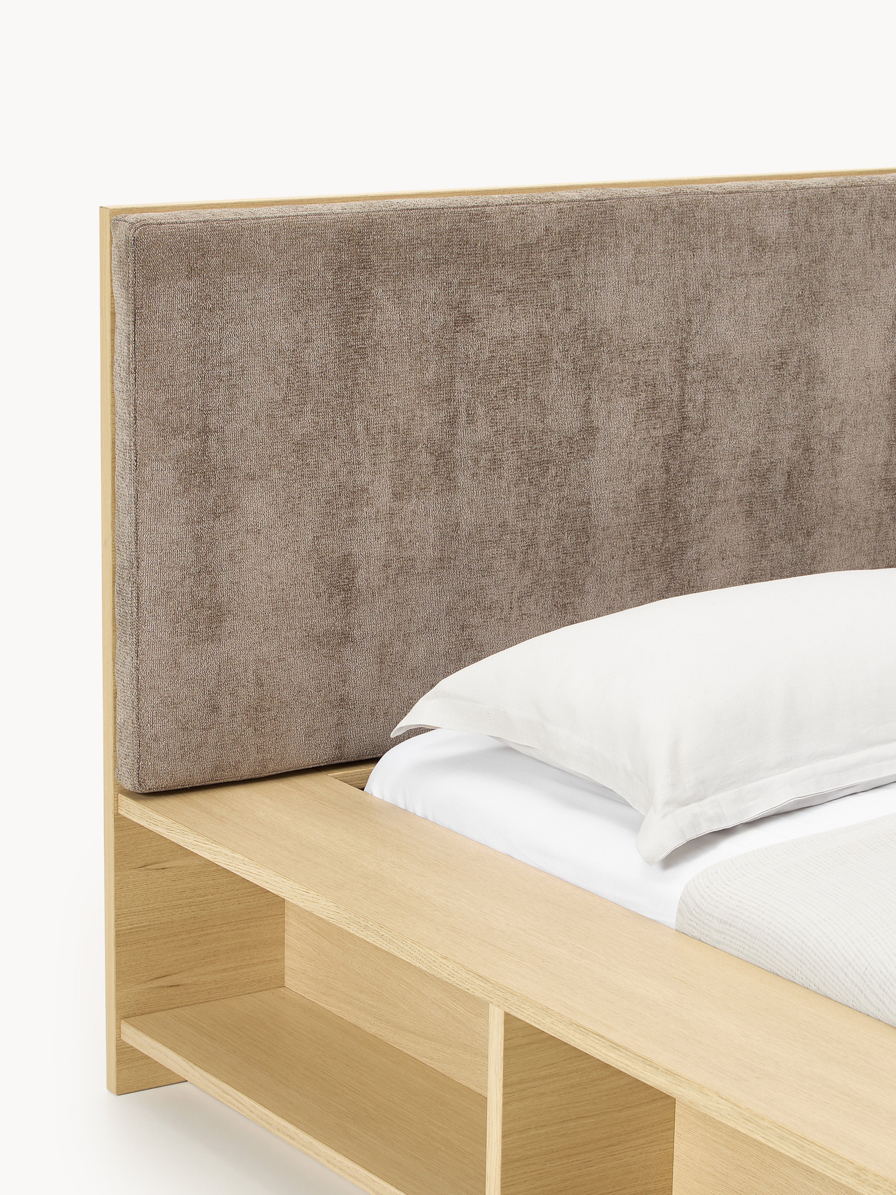 Holz-Bettgestell Clark mit Bank und Seitenablagen