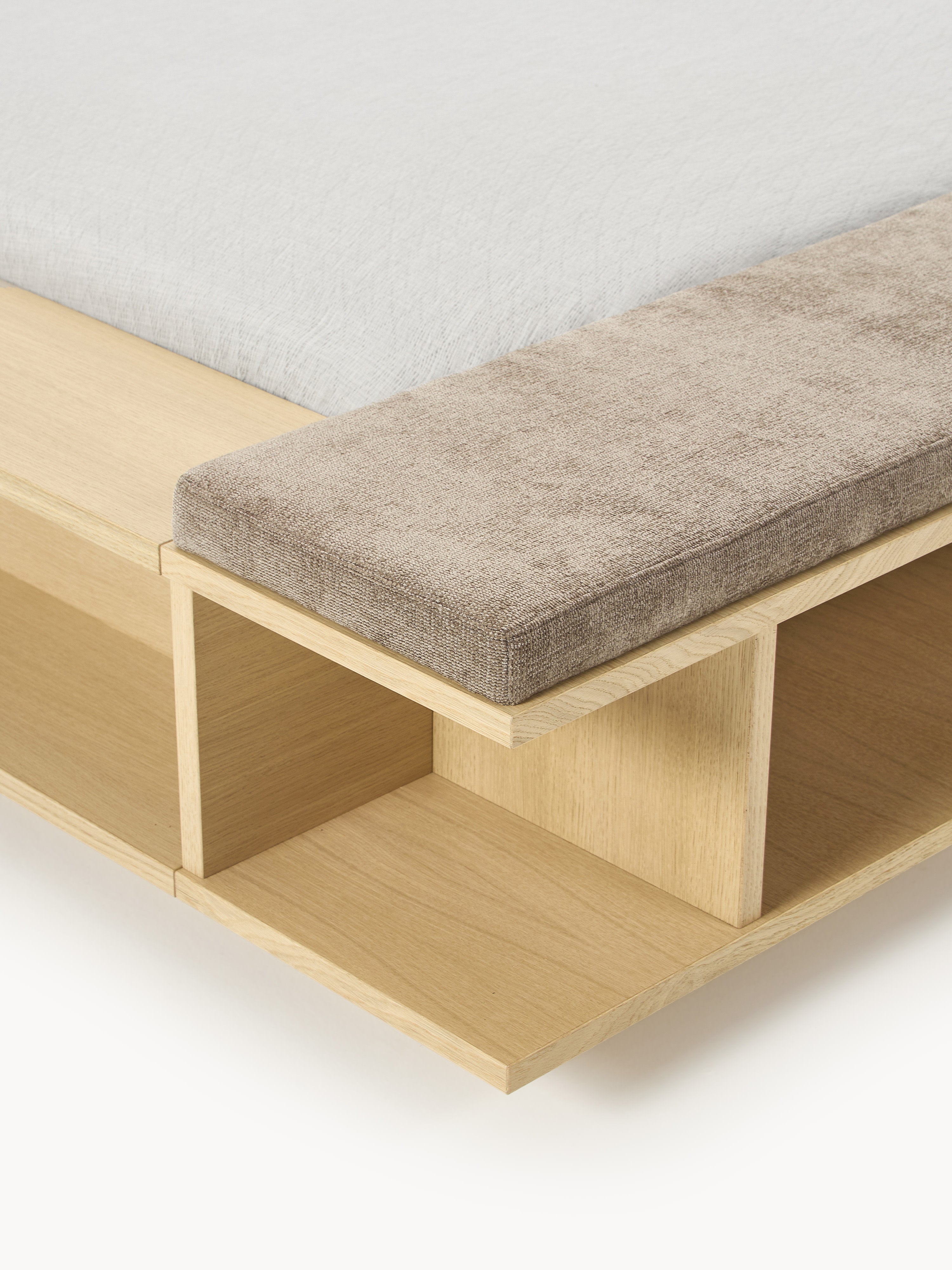 Holz-Bettgestell Clark mit Bank und Seitenablagen