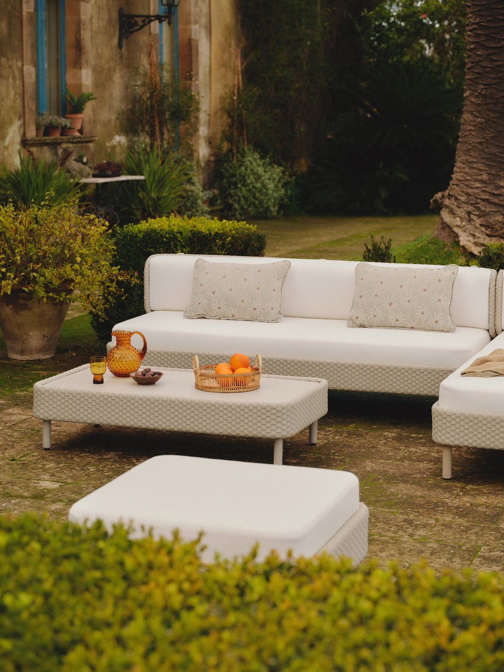 Garten-Sofa-Hocker Hani mit Schutzhülle