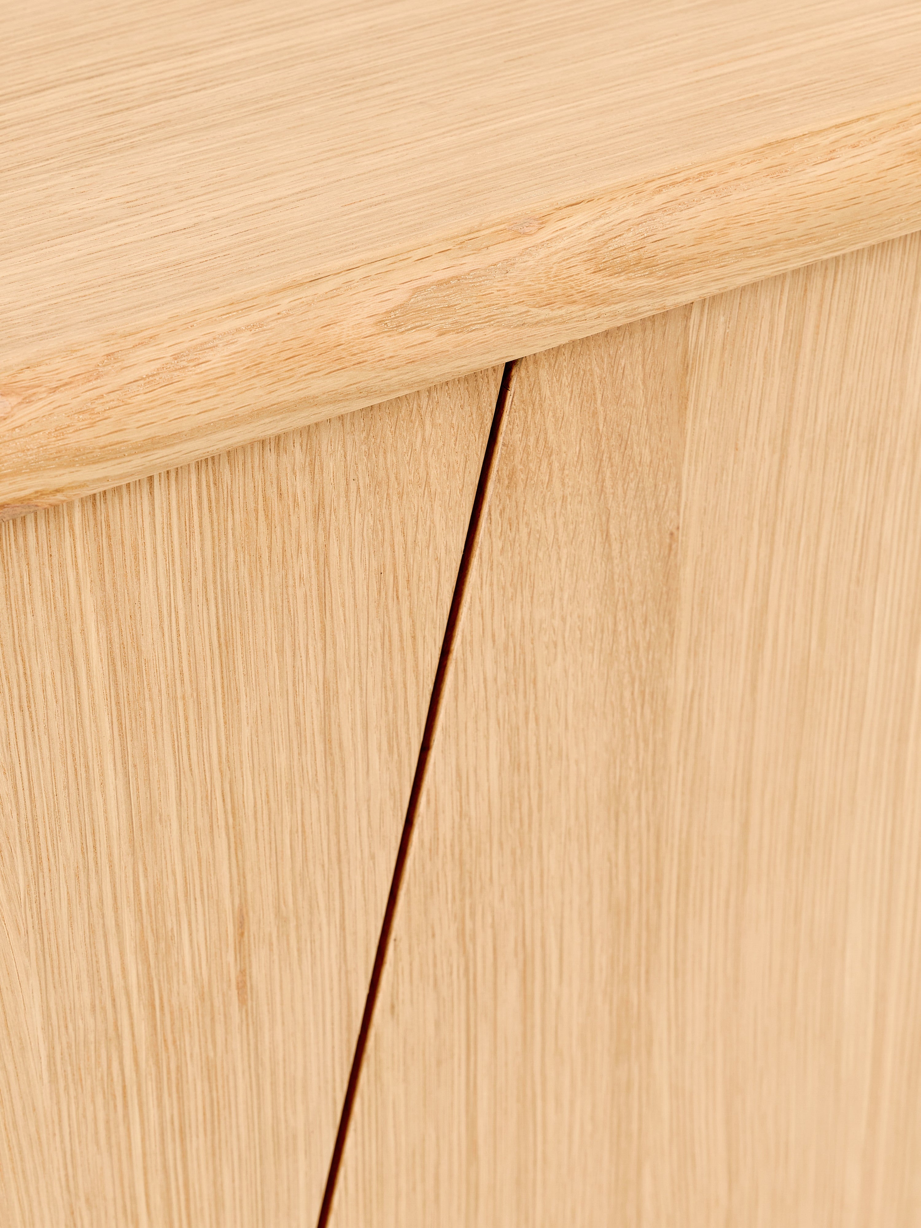 Holz-Sideboard Tundra mit Travertin-Beinen