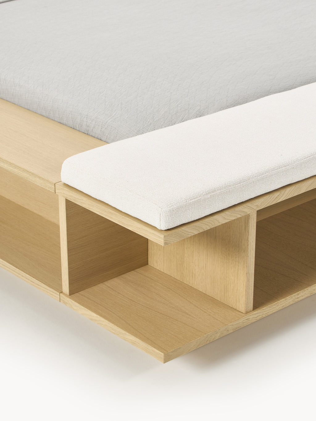 Holz-Bettgestell Clark mit Bank und Seitenablagen