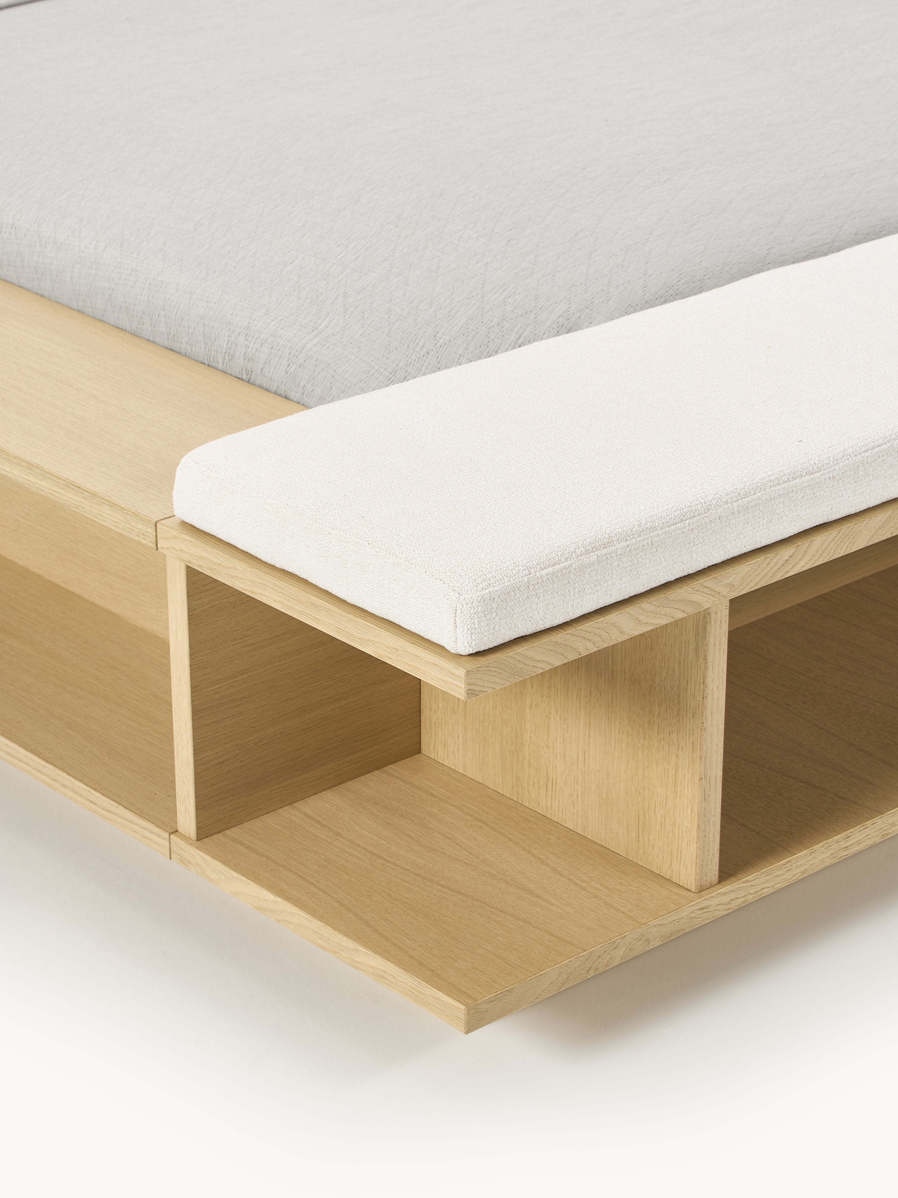 Holz-Bettgestell Clark mit Bank und Seitenablagen