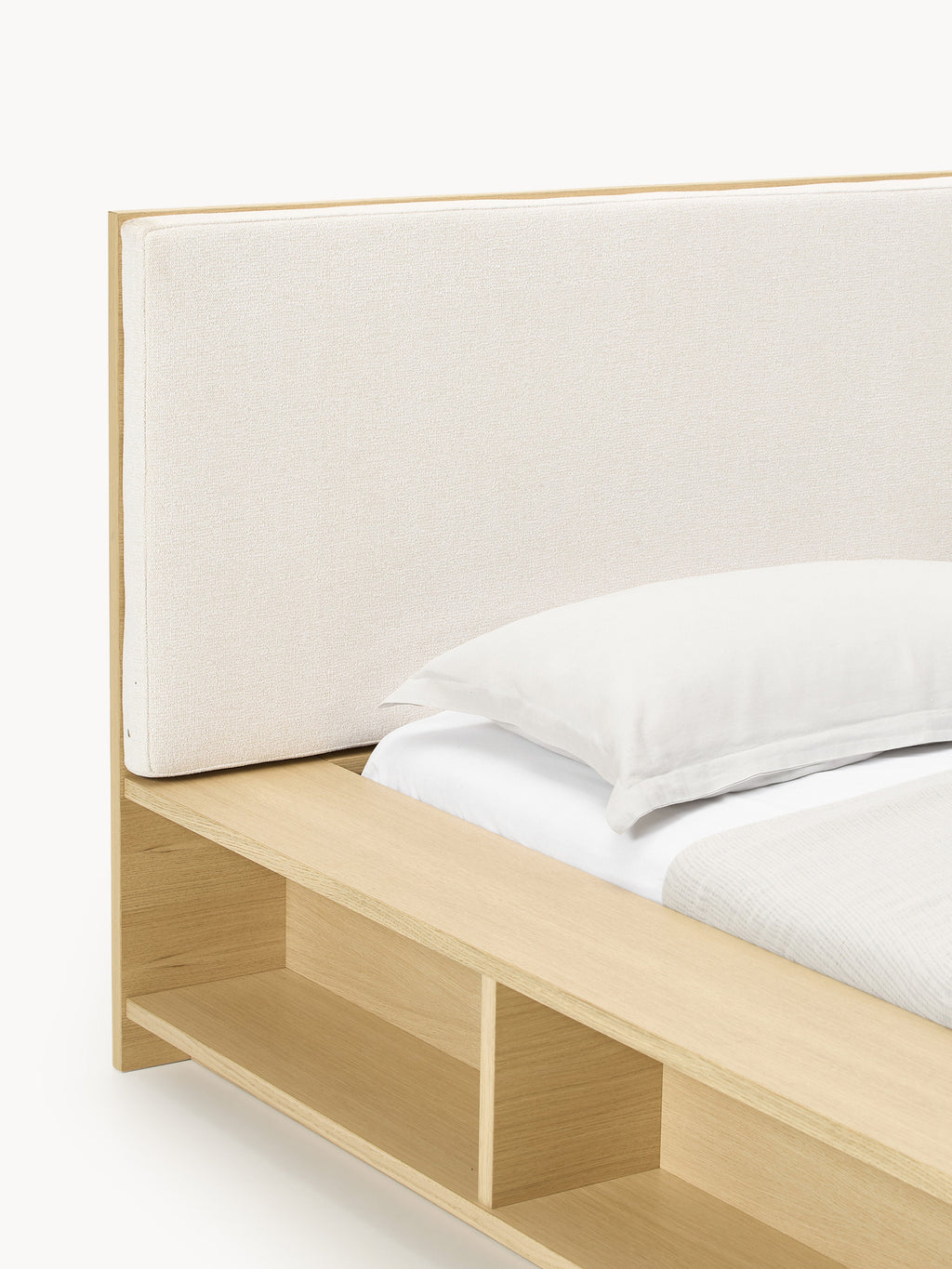 Holz-Bettgestell Clark mit Bank und Seitenablagen