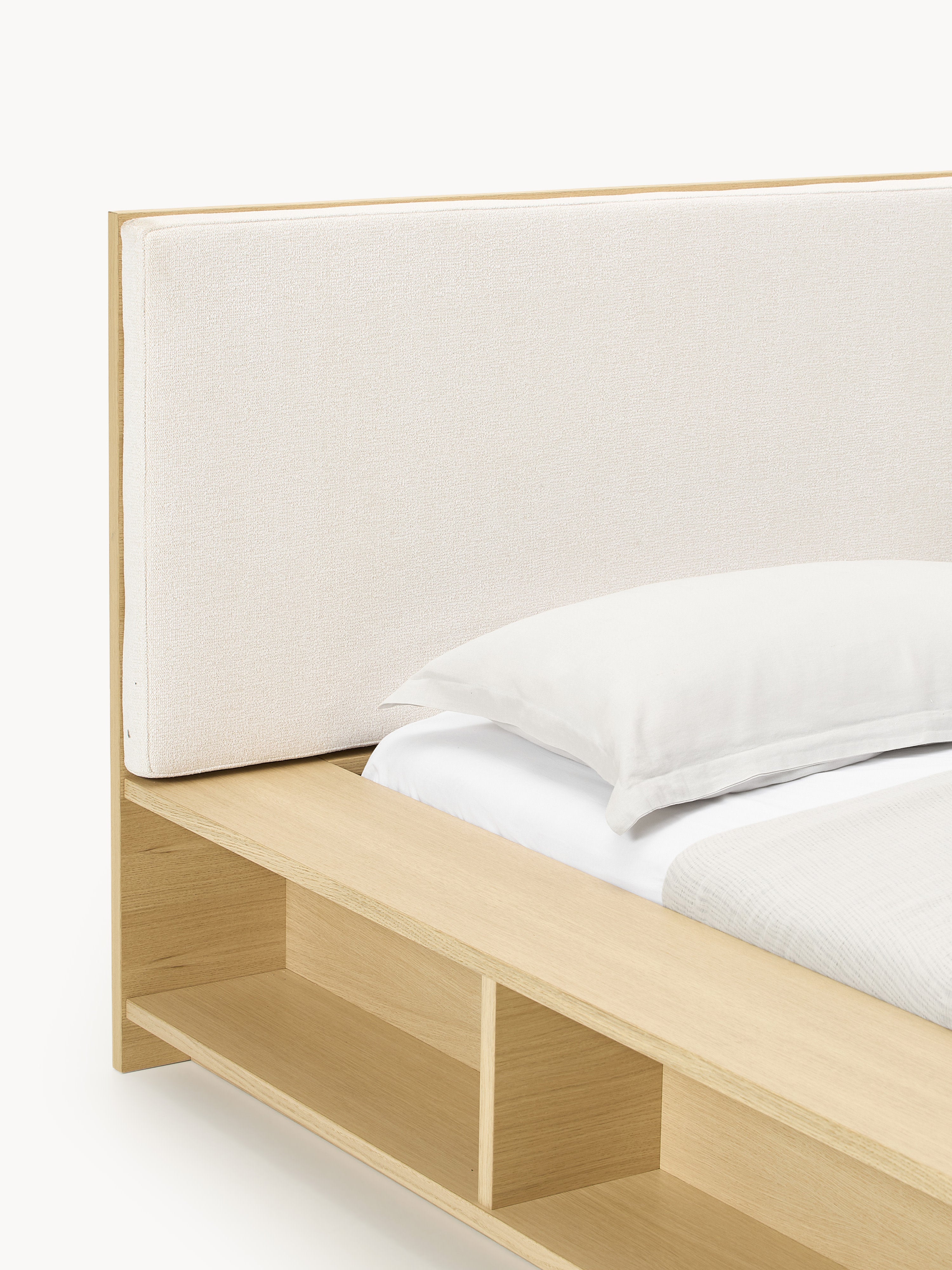 Holz-Bettgestell Clark mit Bank und Seitenablagen