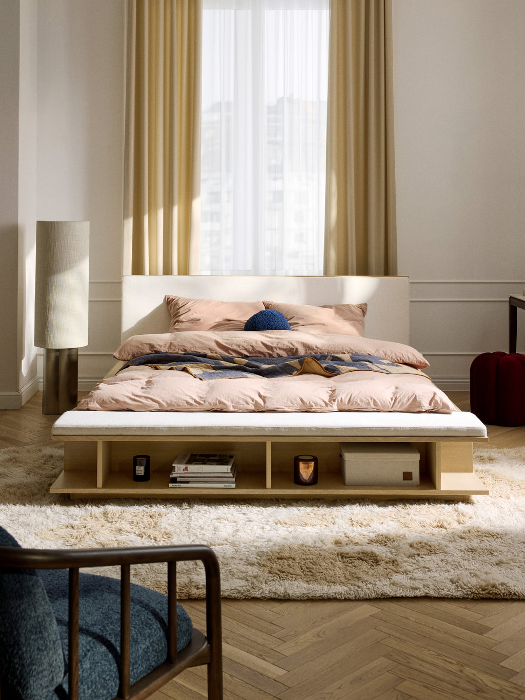 Holz-Bettgestell Clark mit Bank und Seitenablagen