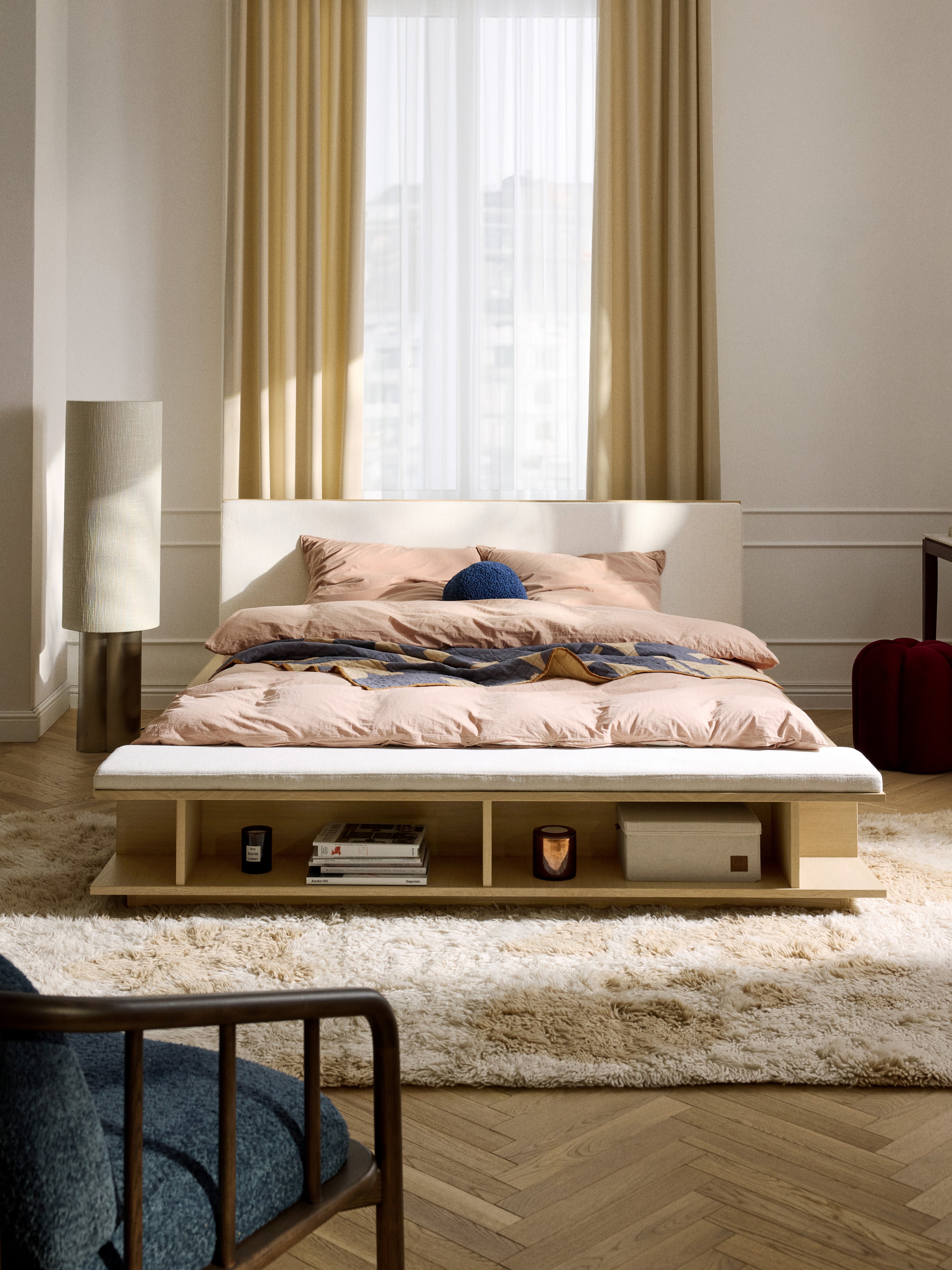 Holz-Bettgestell Clark mit Bank und Seitenablagen