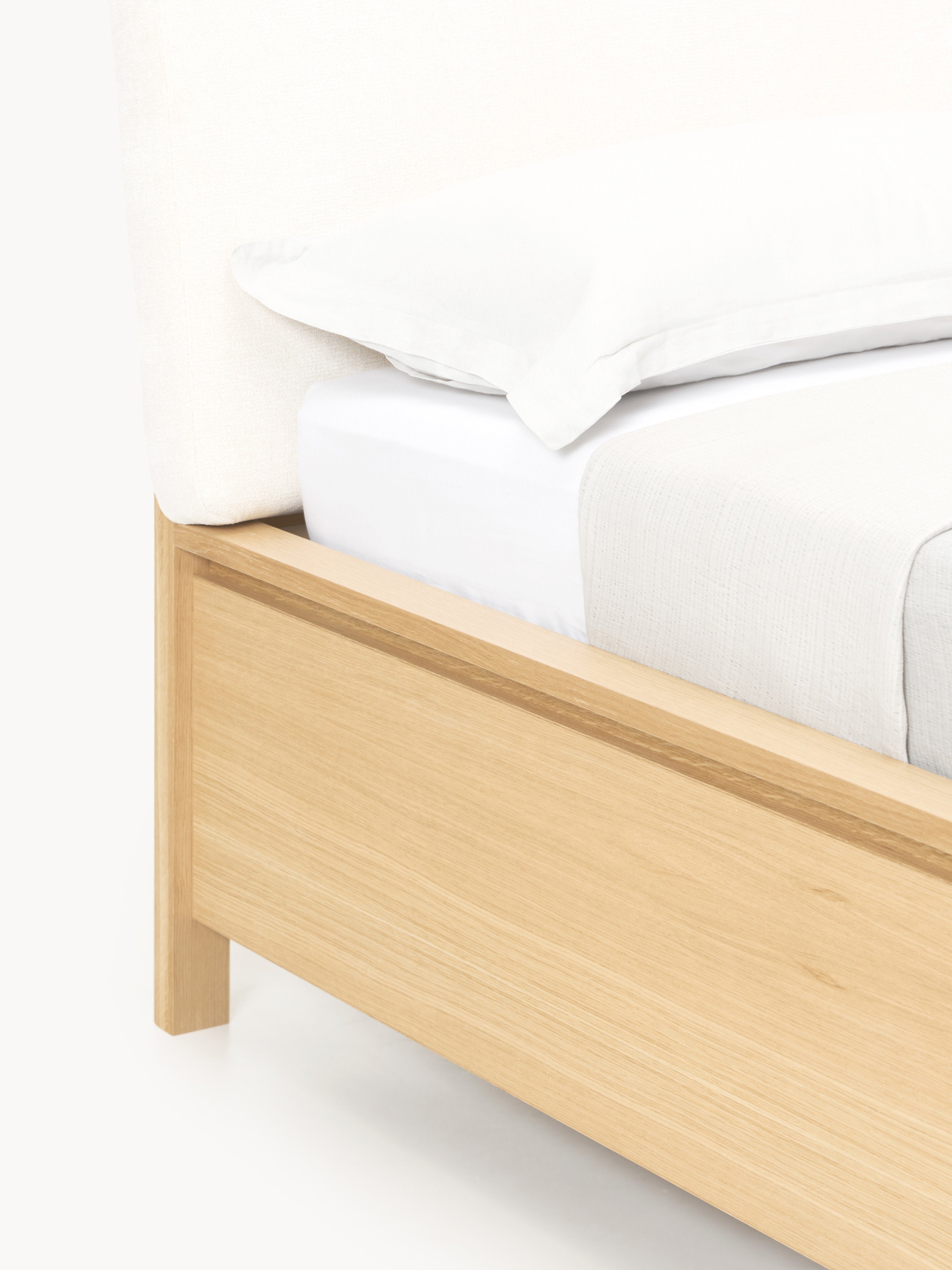 Holzbett Santiago mit gepolstertem Kopfteil und Schubladen