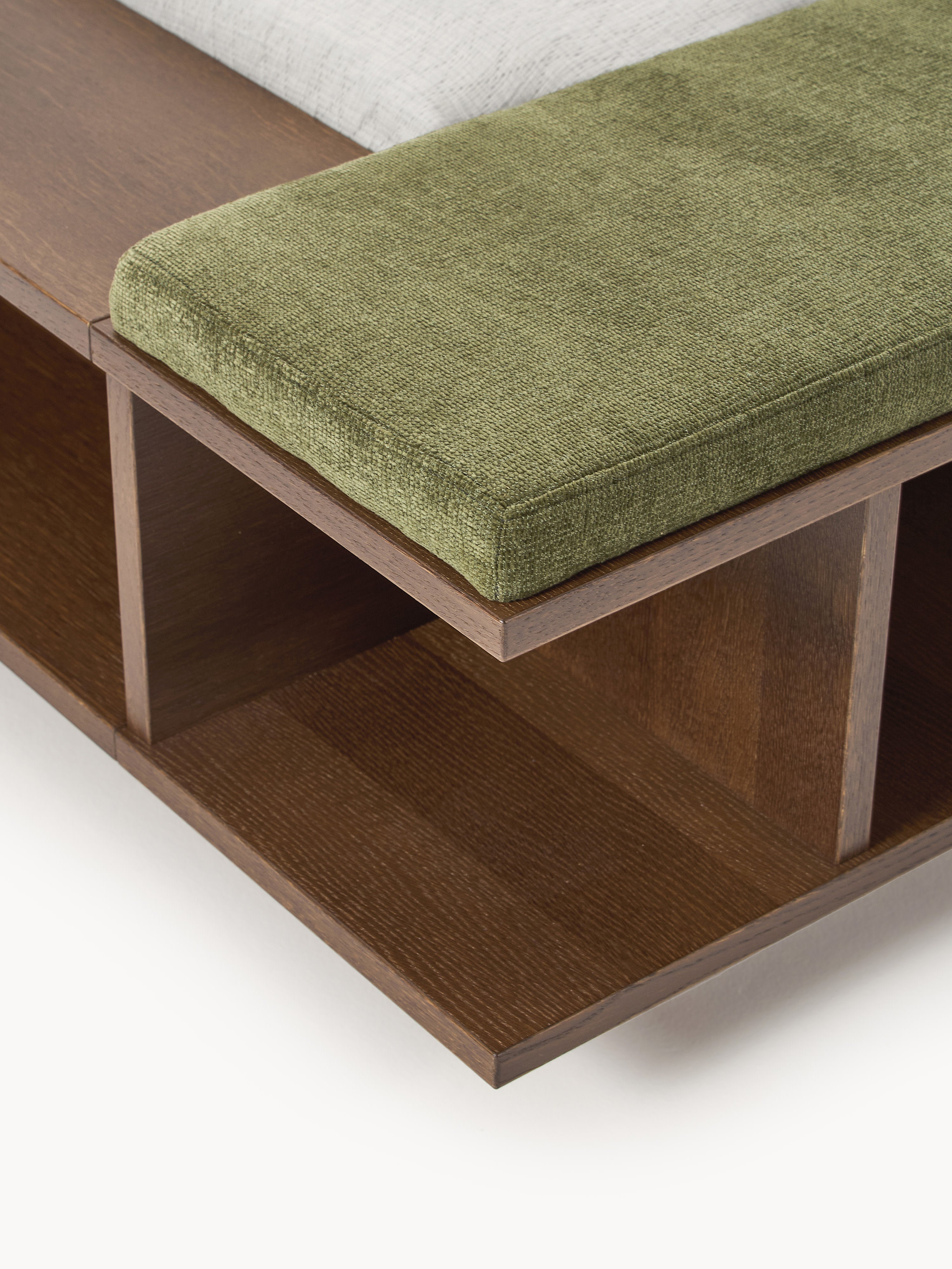 Holz-Bettgestell Clark mit Bank und Seitenablagen